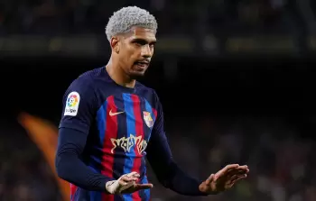 برشلونة يعلن تفاصيل إصابة أراوخو
