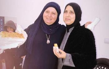 والدة الشهيد معتصم صباغ (يمين) ووالدة الشهيد براء لحلوح (يسار) من مخيم جنين يحتفلن بعملية تل أبيب