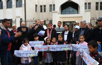 وقفة احتجاجية للأهالي أمس