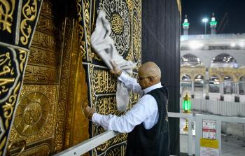 تنظيف وتعقيم الكعبة المشرفة استعداداً لشهر رمضان