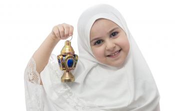في الغربة.. كيف تربط الأم طفلها بشهر رمضان؟