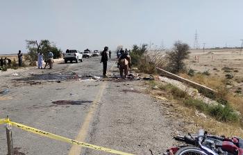مشهد حي من العملية الانتحارية التي جرت وقتل خلالها أفراد الشرطة الباكستانية (تصوير: الفرنسية)