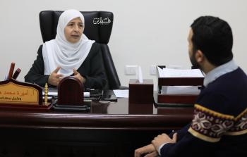 الزميل يحيى اليعقوبي يحاور وكيلة وزارة شؤون المرأة (تصوير: محمود أبو حصيرة)