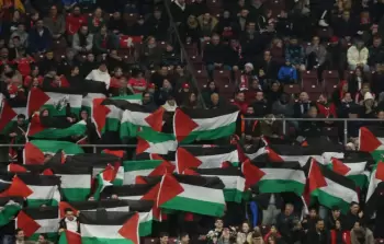 بالفيديو... جماهير سويسرا تستفز منتخب الاحتلال بـ100 علم فلسطيني