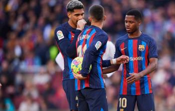 فوز صعب برشلونة على فالنسيا رغم النقص العددي