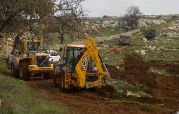 آليات الاحتلال تسرق التربة الفلسطينية - أرشيف