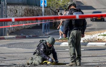 جنود للاحتلال يتفحصون مكان إحدى القذائف الصاروخية شمالي فلسطين