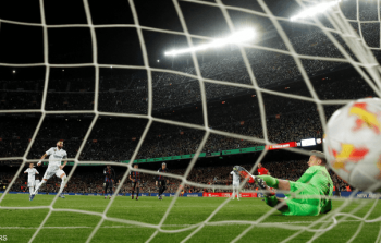 بنزيمة يقود الريال للإطاحة ببرشلونة قبل نهائي كأس الملك