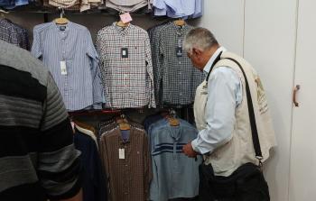 الاقتصاد تحرر 44 مخالفة لأصحاب محال الملابس بغزة