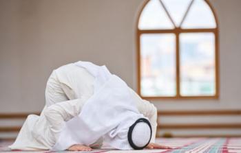 أظهرت الدراسات العلمية أن الصلاة لا تقتصر على البعد الروحي فحسب، بل تحمل فوائد صحية ملموسة للجسم والدماغ