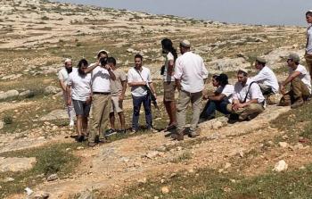 هجوم للمستوطنين جنوب الخليل والاحتلال يعتقل شاباً قرب حاجز قلنديا