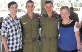 الجندي الأسير غولدن (وسط يمين)