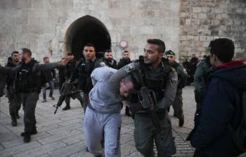 جنود الاحتلال يعتقلون فلسطينياً (أرشيف)