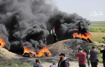 الشباب الثائر يشعلون الإطارات شرقي غزة تنديداً بجرائم الاحتلال في الأقصى( تصوير: ياسر فتحي)
