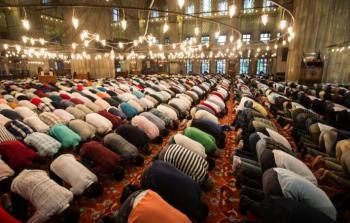 حكم من فاتته العشاء ودخل والإمام في التراويح