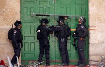 صورة حية من اعتداء جنود الاحتلال على المسجد الأقصى