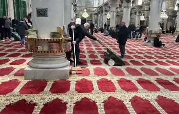 مرابطون ينظفون آثار الاعتداء الإسرائيلي الهمجي على المسجد الأقصى