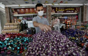 تجارة الحلوى تزدهر مع اقتراب العيد في أسواق غزة