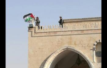 قوات الاحتلال تقتحم المسجد الأقصى وتزيل علم فلسطين