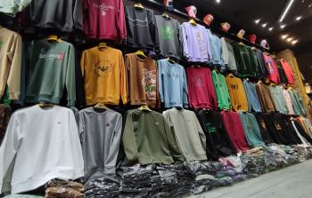 الملابس المصنعة محليًّا.. تصميمات جذابة وأسعار مناسبة