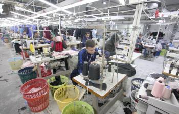 مصنع لخياطة الملابس في قطاع غزة