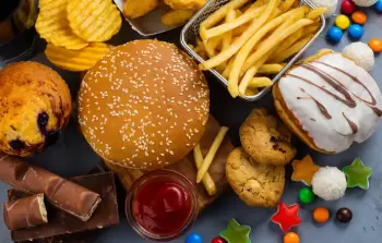 إليك أسوأ 10 أطعمة.. تتناولها يومياً بالتأكيد