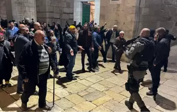 بالفيديو | الاحتلال يعتدي على المصلين عند باب حطة في القدس