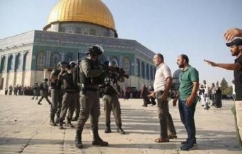 فلسطينيون يتصدون لقوات الاحتلال الإسرائيلي ومستوطنيه أثناء اقتحامهم المسجد الأقصى (أرشيفية)