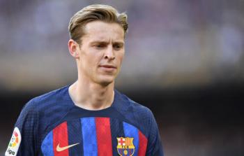 قرار مفاجئ من برشلونة بحق فرينكي دي يونغ