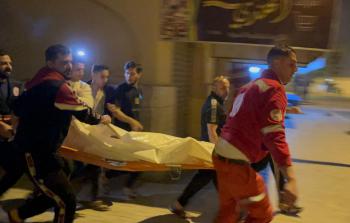 طواقم طبية تنقل أحد شهداء العدوان الإسرائيلي فجر اليوم