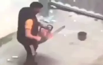 حادثة هزت العالم العربي.. مشجع يثير الرعب بمنشار كهربائي بالمدرجات