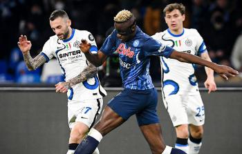قمة بين نابولي البطل وإنتر المنتشي ببلوغه نهائي دوري الأبطال