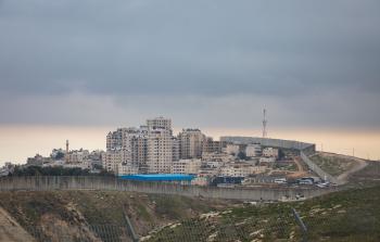 أبو ديس بلدة محاطة بالجدار العنصري والاستيطان