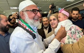 العشرات في استقبال الشيخ جبر عمار خلال عودته إلى غزة اليوم