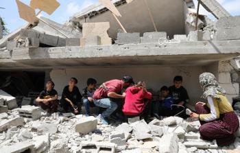 مشهد من أطفال عائلة نبهان تحت أنقاض منزلهم (تصوير: محمود أبو حصيرة)