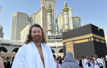 المصارع الكندي سامي زين يؤدي مناسك العمرة