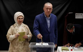 الرئيس التركي وعقيلته يدليان بصوتهما في جولة الإعادة للانتخابات