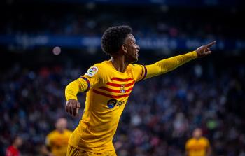برشلونة يتفق مع نجمه بالدي على تمديد عقده حتى 2027