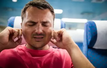 لتجنب انسداد الأذنين المزعج على الطائرة.. إليك 