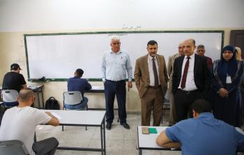 عدد من المسؤولين في جولة على قاعات تقديم امتحان التوظيف