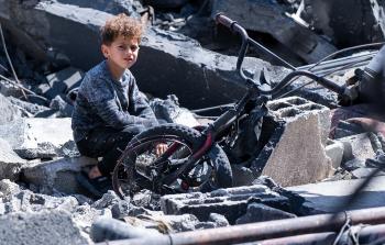 يزن المصري أمام ركام منزله