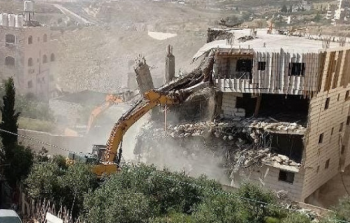 هدم بناية سكنية في عناتا بالقدس المحتلة