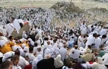 حجاج بيت الله الحرام يفدون لعرفات لأداء ركن الحج الأعظم