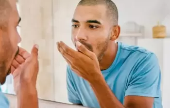 رائحة الفم الكريهة وغثيان من بين أعراض 