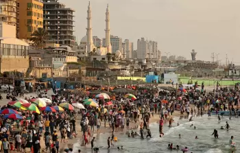 مصطافون على بحر غزة في أيام فصل الصيف (أرشيف)