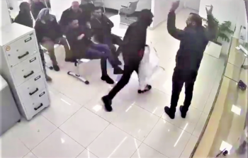 مشهد حي لعملية سطو على إحدى البنوك في الضفة