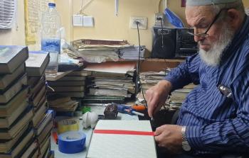 إصلاح نسخ من المصاحف.. عمل نبيل يقوده الحاج برزق لحفظ كتاب الله