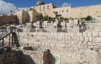 الاحتلال يواصل الحفر والتهويد وسرقة آثار القصور الأموية بالقدس