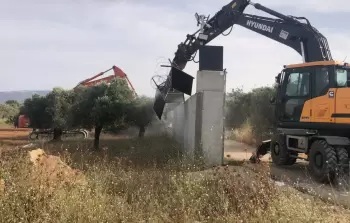 هدم عزبة كبيرة في قرية دير حنا