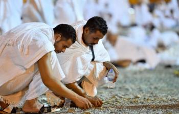 حجاج بيت الله الحرام يجمعون الحصى من مشعر مزدلفة لرمي الجمرات في منى